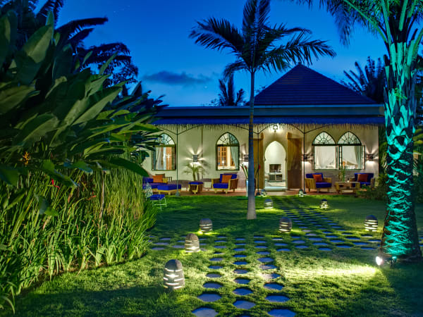 Villa Sayang d'Amour - Garden lights at night